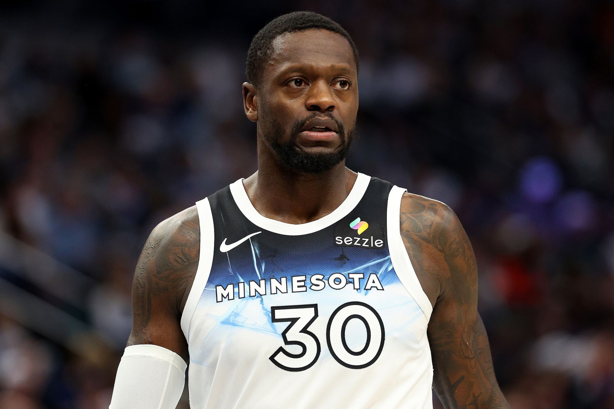 สมาชิกสามคนของทิมเบอร์วูล์ฟส์ทำแต้มได้สองเท่าในครึ่งแรก แต่เอ็ดเวิร์ดส์ทำได้เพียง 5 แต้มและ 2 แอสซิสต์